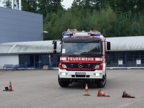 Größeres Feuerwehrfahrzeug beim Umfahren von Pylonen